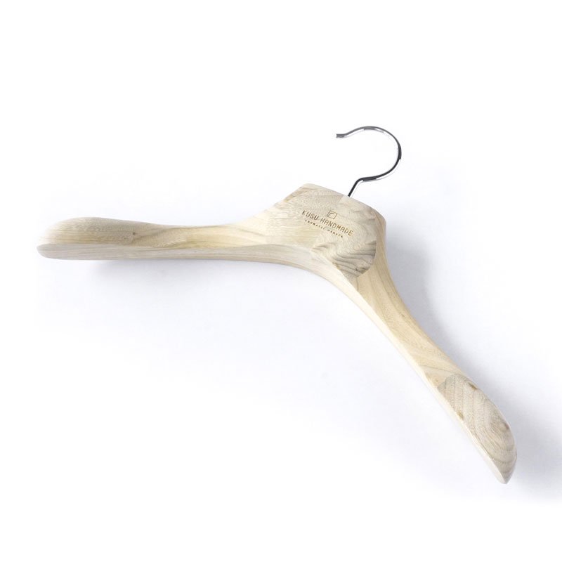 画像2: 九州の楠で作ったしっかりレディースジャケットハンガー40cm (2)
