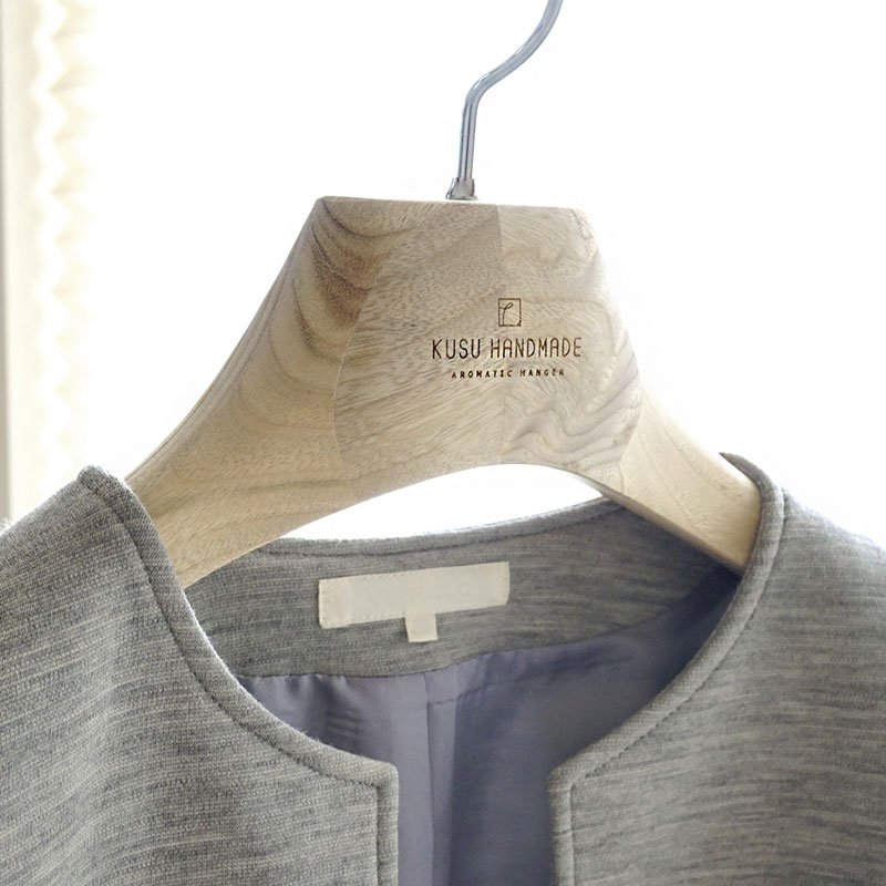 画像7: 九州の楠で作ったしっかりレディースジャケットハンガー40cm (7)