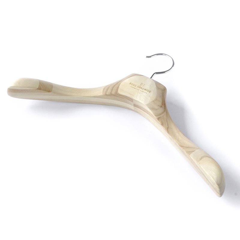 画像2: 九州の楠で作ったしっかりメンズジャケットハンガー43cm (2)