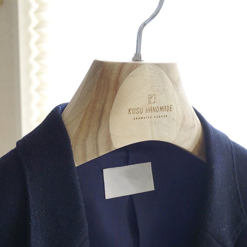 画像7: 九州の楠で作ったしっかりメンズジャケットハンガー43cm (7)