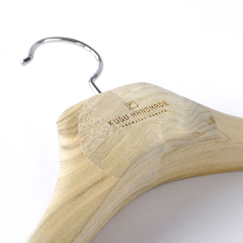 画像6: 九州の楠で作ったしっかりレディースジャケットハンガー40cm (6)