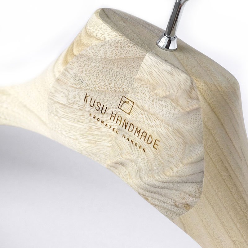 画像4: 九州の楠で作ったしっかりレディースジャケットハンガー40cm (4)