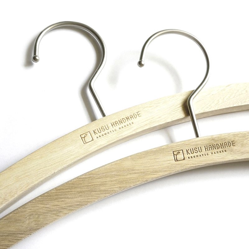 画像4: 九州の楠で作ったくすのき三日月ハンガー女性に最適な38cm (4)