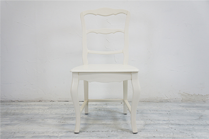 オールドローズのフレンチスタイル家具　ノアゼット　ボタニカルデザインのアンティーク感漂う白いイス
